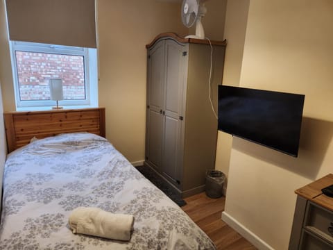 Large 5 bed town-centre home close to the beach, sleeps 9 House in Aberystwyth