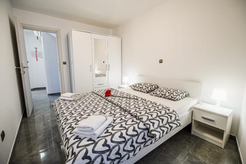 Bed, Bedroom, towels