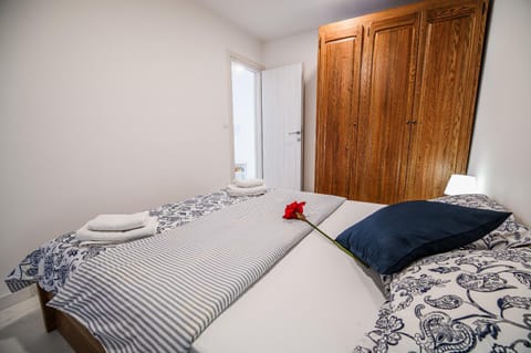 Bed, Bedroom, towels