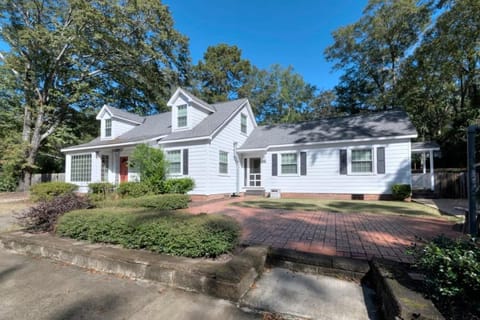 Near Fort Moore & Downtown - Our White House House in Columbus