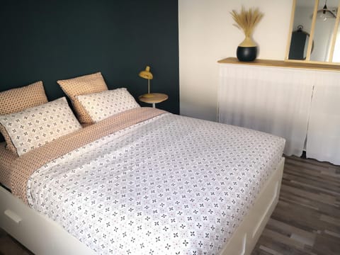 Bed, Night, Photo of the whole room, Bedroom