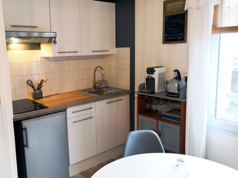 Coffee/tea facilities, Kitchen or kitchenette, Dining area, minibar, stove, toaster, kitchen