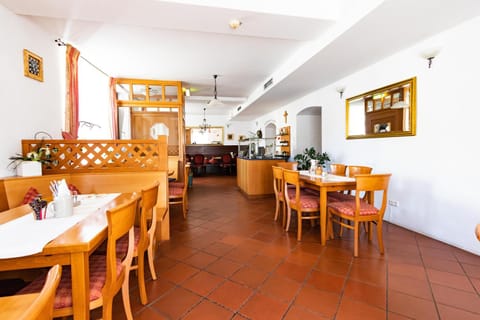 Restaurant/places to eat, Seating area