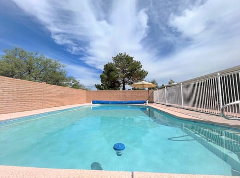 Luxe 4BR 2BTH l Pool & Grill l Central Location l Mountain View l Family Vacation l RV Site House in Sierra Vista