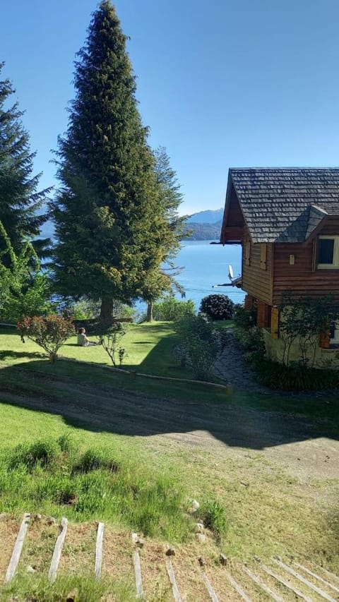 Nanihue Casa de Montaña con vista al Lago Chalet in Los Lagos, Chile