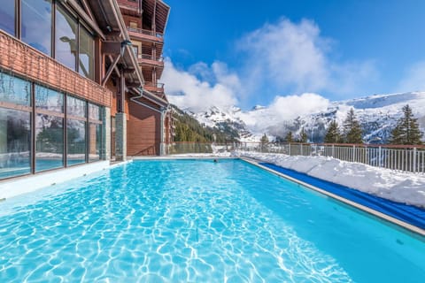 Property building, Nearby landmark, Day, Natural landscape, Winter, On site, Guests, Mountain view, Pool view, Swimming pool