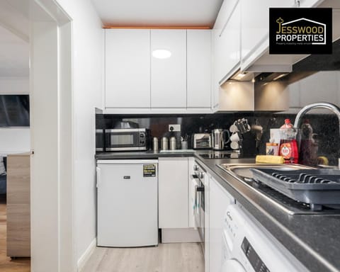 Bright and Cosy Studio Apartment by Jesswood Properties Short Lets With Free Parking Near M1 & Luton Airport Apartment in Luton