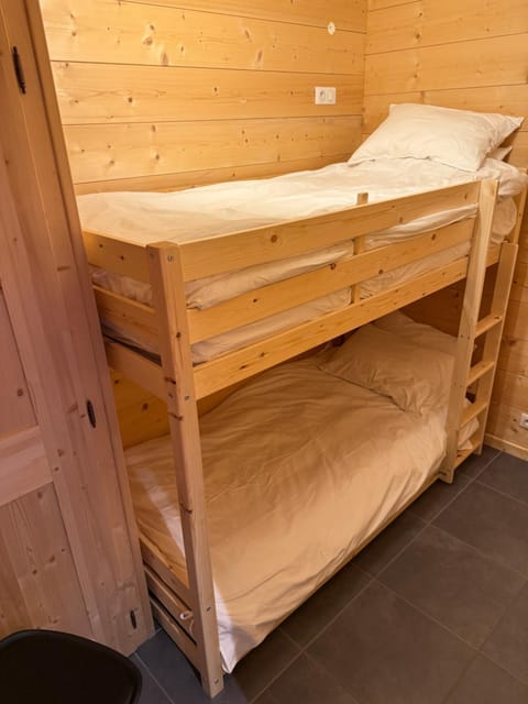 Bedroom, bunk bed