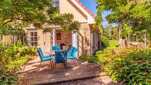 Property building, Garden, Dining area, Garden view