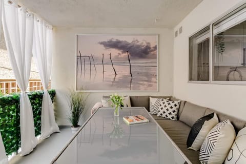 Sophisticated Long Beach Suite with Patio Dining and Parking NRP21-00185 Eigentumswohnung in Long Beach