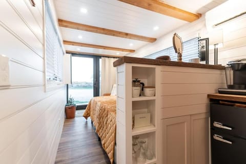 Deer Creek Tiny Container Home-12 Min to Magnolia House in Waco