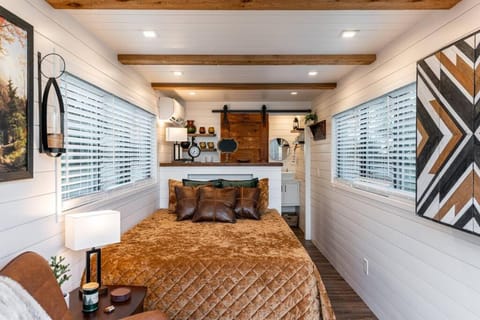 Deer Creek Tiny Container Home-12 Min to Magnolia House in Waco