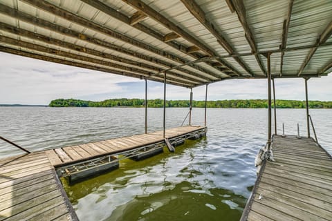 Modern Kentucky Lake Home with Deck, Dock, View House in Lake Barkley