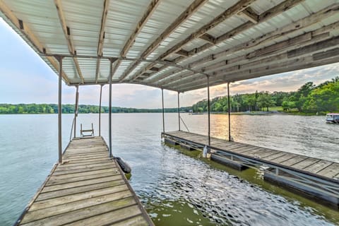 Modern Kentucky Lake Home with Deck, Dock, View House in Lake Barkley