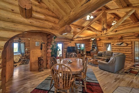 Exquisite Log Home with Lander Valley Views! House in Lander