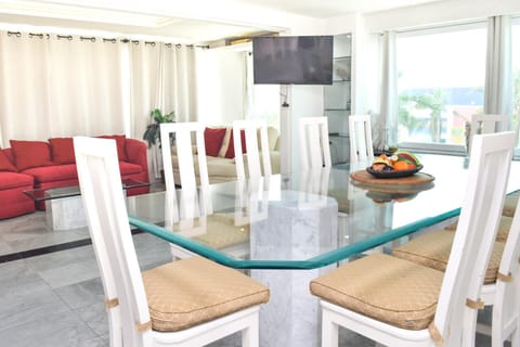 TV and multimedia, Living room, Seating area, Dining area, air conditioner