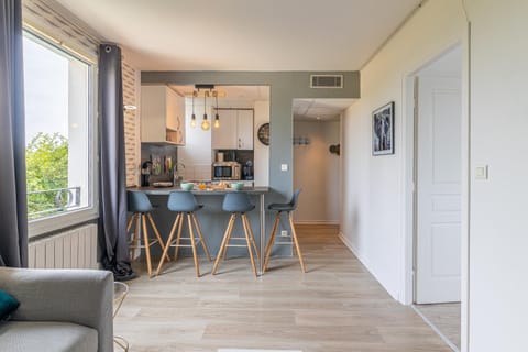 Lounge or bar, kitchen