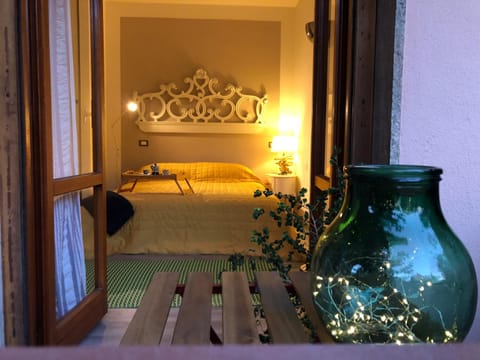 Photo of the whole room, Garden view