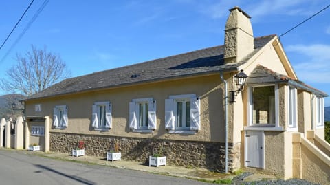 Property building, Facade/entrance, Day, Neighbourhood, Lobby or reception, Landmark view, Street view