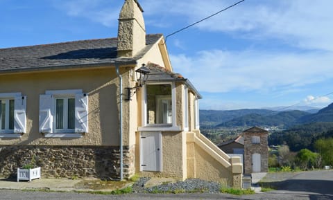 Property building, Day, Neighbourhood, Natural landscape, Landmark view, Mountain view