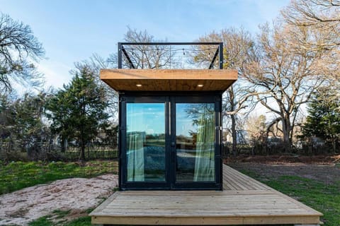 The Stable Tiny Container Home-12 min to Magnolia Inn in Waco