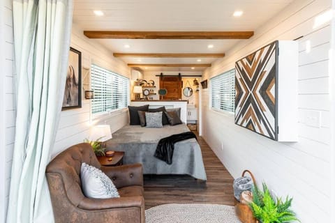 The Stable Tiny Container Home-12 min to Magnolia Inn in Waco