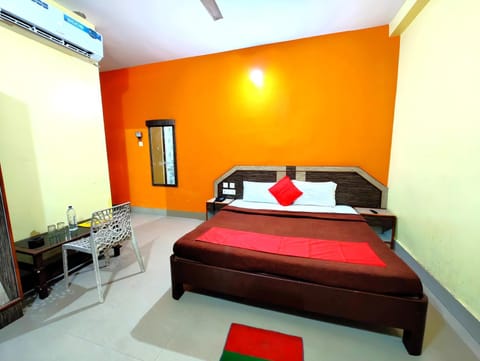 Bed, TV and multimedia, Living room, Photo of the whole room, Seating area, Bedroom, air conditioner