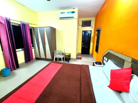 Communal lounge/ TV room, Bed, TV and multimedia, Living room, Photo of the whole room, Seating area, Evening entertainment, Bedroom, wardrobe, air conditioner