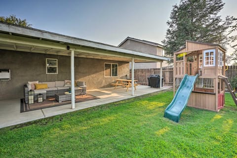 Family-Friendly Home, 6 Mi to Riverwalk Plaza House in Bakersfield