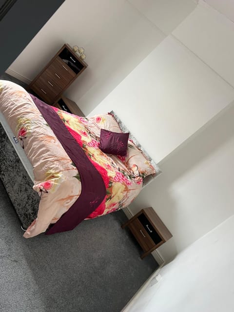 Quigley Buildings - Stylish Entire 2 bed House sleeps 5 Wigan - Private Garden - Free parking - Wifi - Secure garden Copropriété in Wigan