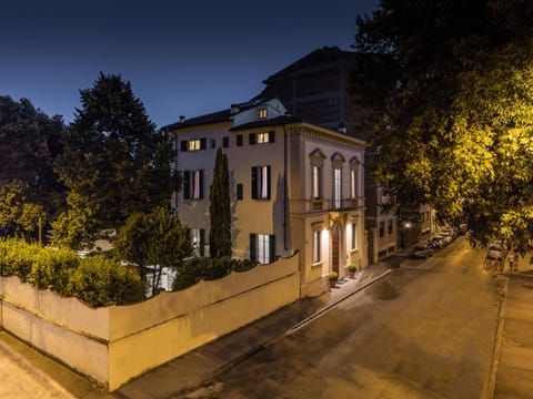 Facade/entrance, Night, Garden