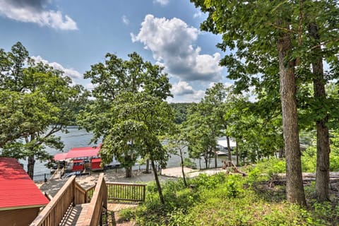 Lakefront Rocky Mount Main House with 3 Cabins! Casa in Lake of the Ozarks