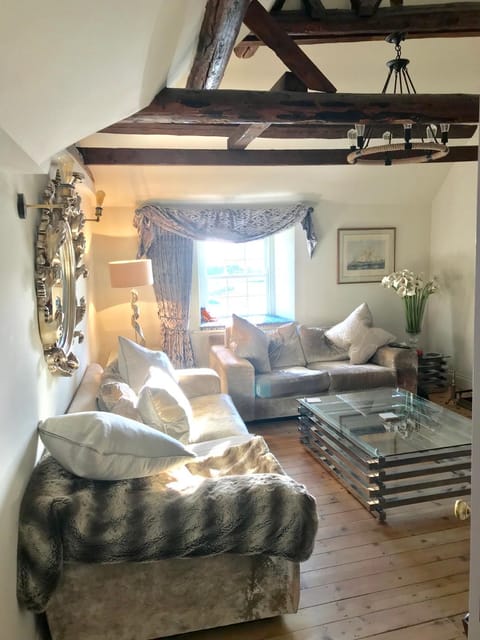 Duke of Monmouth penthouse luxury apartment, Lyme Regis, 3 bedroom, Hot tub, Garden, dog friendly Apartment in Lyme Regis