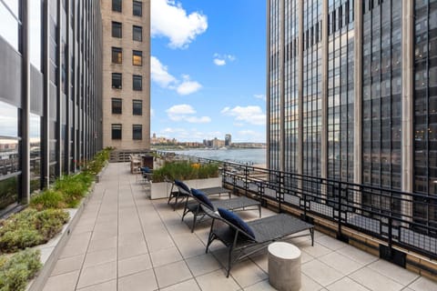 Balcony/Terrace, City view, Sea view, Street view, Internal: Not applicable to any particular room