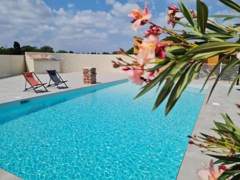 appart cosy avec son exterieur chaleureux,piscine et parking prive Condominio in Fontvieille