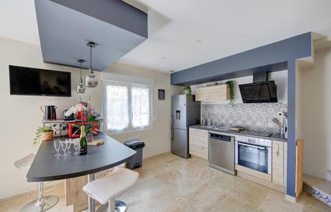 TV and multimedia, Coffee/tea facilities, Kitchen or kitchenette, Dining area, dishwasher, minibar, pet friendly, stove