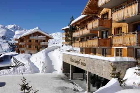 Facade/entrance, Day, Skiing, On site, Mountain view, Mountain view