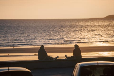 Day, People, Natural landscape, Beach, Sea view, Sunrise, Sunset, group of guests