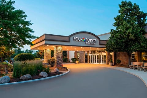 Four Points by Sheraton Chicago O'Hare Hotel in Schiller Park