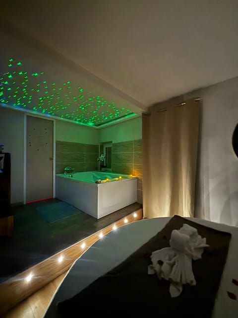 Studio Love room Spa Baignoire double La Ciotat Centre port Apartment in La Ciotat