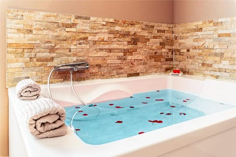 Bathroom, Bath, towels