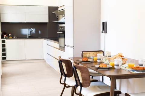 Coffee/tea facilities, Kitchen or kitchenette, Dining area, stove, toaster