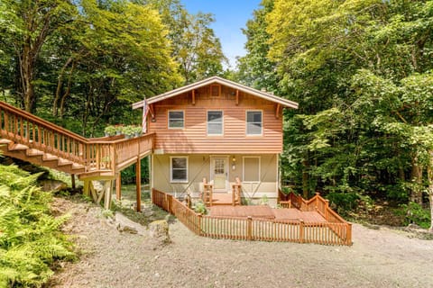 Bee & Bae Hideaway Chalet in Beech Mountain