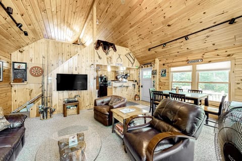 Lucky Lakefront Log Cabin Haus in Northeast Piscataquis