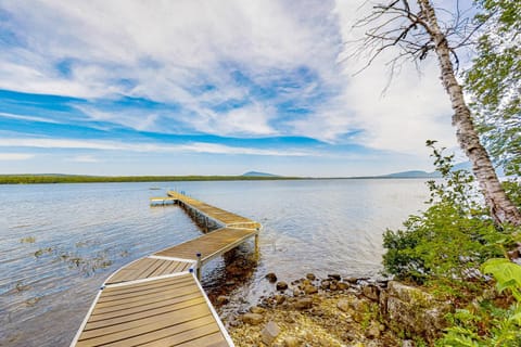 Lucky Lakefront Log Cabin Casa in Northeast Piscataquis