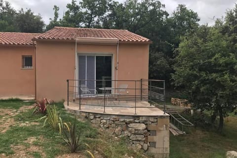 Logement attenant à une villa T2 avec terrasse . Apartment in Besse-sur-Issole