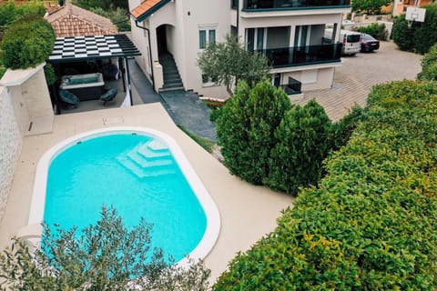Day, Swimming pool