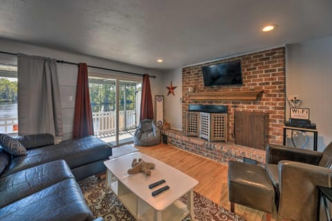 The Grey Goose Waterfront Home with Beach House in New Bern