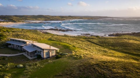 Turnstone Beach House Villa in Tasmania