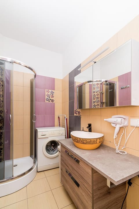 Shower, Bathroom, washing machine, dryer